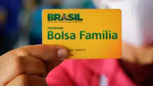 Cartão do programa  Bolsa Família. Diferente do que disse esperar o presidente Jair Bolsonaro, o governo não definirá nesta semana o valor do novo Bolsa Família. Sérgio Lima/Poder360 30.07.2021