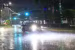 MEX5866. ACAPULCO (MÉXICO), 18/06/2025.- Un auto circula bajo la lluvia este miércoles, en el balneario de Acapulco en Guerrero (México). El huracán Erick alcanzó la categoría 3 y se dirige hacia las costas de Oaxaca y Guerrero, en el sur de México, donde podría tocar tierra durante la madrugada del jueves con mayor fuerza, según el Servicio Meteorológico Nacional (SMN), que advirtió sobre su rápida intensificación y la posibilidad de que suba a categoría 4 en las próximas horas. EFE/ David Guzmán