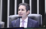 Hugo Motta defende a necessidade de reduzir despesas e adverte: “Taxar investimentos sem controlar gastos não terá sucesso”