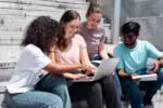 Índice de jovens que não estudam nem trabalham registra queda para o patamar mais baixo desde 2019, segundo dados do IBGE