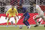 WASHINGTON (United States), 23/06/2025.- Jacob Rasmussen of Salzburg (R) in action against Malcom of Al Hilal (C) during the second half of the FIFA Club World Cup 2025 match between FC Salzburg and Al Hilal in Washington, DC, USA, 22 June 2025. (Mundial de Fútbol, Salzburgo) EFE/EPA/SHAWN THEW