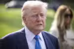 WASHINGTON (United States), 25/04/2025.- US President Donald Trump speaks briefly to the media before departing the White House for Rome, where he will attend Pope Francis' funeral, in Washington, DC, USA, 25 April 2025. In response to reporters' questions, Trump said talks on the the war in Ukraine are 'coming along'. (Papa, Ucrania, Roma) EFE/EPA/JIM LO SCALZO