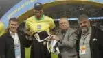 Giannis Antetokounmpo, do basquete, recebe camisa do Corinthians