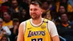 Lenda da NBA manifesta descontentamento com a troca envolvendo o jogador Luka Dončić, utilizando tênis do atleta
