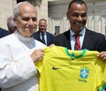 Cafu oferece camisa da Seleção Brasileira ao Papa Leão XIV durante visita ao Vaticano