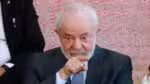 O presidente Luiz Inácio Lula da Silva (PT) durante lançamento do Programa de agricultura familiar, afirmou a plateia de médios e pequenos agricultores que a “grande arma” que o país precisa é “o povo de barriga cheia”. Lula também disse que o governo irá garantir o preço mínimo para os agricultores familiares e pediu que eles utilizem todo o recurso destinado ao Plano Safra da Agricultura Familiar, de R$ 77,7 bilhões, para pressionarem por mais dinheiro. “Veja que, diferente de outros presidentes, eu não estou mandando vocês comprarem armas. Porque diziam que era para comprar arma para defender a para defender a democracia. A grande arma que nós precisamos nesse país é o povo de barriga cheia”, afirmou durante o lançamento do programa. Lula evitou mencionar o nome do seu antecessor, o ex-presidente Jair Bolsonaro (PL).
A cerimônia foi realizada no Palácio do Planalto e teve a presença de movimentos sociais ligados ao campo, como o MST (Movimento dos Trabalhadores Rurais sem Terra). | Sérgio Lima/Poder360 28.jun.2023