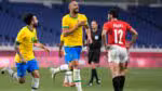 Jogador da Seleção joga nas ruas para ganhar refrigerante; assista ao vídeo
