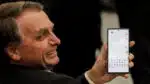 Ex-presidente Jair Bolsonaro troca mensagens com a ex-primeira dama Michelle Bolsonaro, antes do Depoimento. A 1ª Turma do STF (Supremo Tribunal Federal) no segundo dia dos depoimentos dos 8 réus do núcleo 1 da ação penal que investiga a tentativa de golpe de Estado em 2022. O 1º deles a ser ouvido é o ex-ajudante de ordens de Jair Bolsonaro (PL), o tenente-coronel Mauro Cid, que firmou um acordo de delação premiada com a PF (Polícia Federal), homologado pelo STF. Ele é o 1º justamente por ser o réu delator. A ordem dos demais depoimentos respeitará a ordem alfabética. | Sérgio Lima/Poder360 - 10.jun.2025