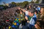 Tarcísio canta durante a Marcha para Jesus, enquanto está envolvido com uma bandeira de Israel
