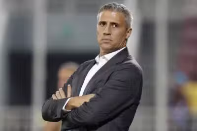 Duhail's Argentine coach Hernan Crespo looks on during the AFC Champions League Group E football match between Qatars Al-Duhail and Irans Persepolis at Abdullah bin Khalifa Stadium in Doha on October 2, 2023. (Photo by Karim JAAFAR / AFP)