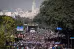 SP - MARCHA PARA JESUS/SP/INÍCIO - GERAL - Fiéis durante a 33ª Marcha para Jesus, que acontece em São Paulo, nesta quinta-feira, 19 de junho de 2025. A caminhada iniciada na Praça da Luz, no Centro, segue até a Praça Heróis da Força Expedicionária Brasileira, na zona norte da cidade, onde ocorre uma série de apresentações de música gospel. O evento contra com as presenças do governador Tarcísio de Freitas (Republicanos) e do prefeito Ricardo Nunes (MDB). Ambos participam sobre um dos trios elétricos que puxam a multidão. 19/06/2025 - Foto: FELIPE RAU/ESTADÃO CONTEÚDO