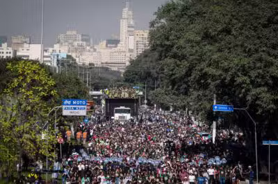 SP - MARCHA PARA JESUS/SP/INÍCIO - GERAL - Fiéis durante a 33ª Marcha para Jesus, que acontece em São Paulo, nesta quinta-feira, 19 de junho de 2025. A caminhada iniciada na Praça da Luz, no Centro, segue até a Praça Heróis da Força Expedicionária Brasileira, na zona norte da cidade, onde ocorre uma série de apresentações de música gospel. O evento contra com as presenças do governador Tarcísio de Freitas (Republicanos) e do prefeito Ricardo Nunes (MDB). Ambos participam sobre um dos trios elétricos que puxam a multidão. 19/06/2025 - Foto: FELIPE RAU/ESTADÃO CONTEÚDO