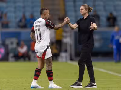 RS - BRASILEIRO A 2025, GRÊMIO X FLAMENGO - ESPORTES - RS - PORTO ALEGRE - 13/04/2025 - BRASILEIRO A 2025, GRÊMIO X FLAMENGO - Felipe Luis tecnico do Flamengo e Everton Cebolinha comemoram vitória ao final da partida contra o Grêmio no estádio Arena do Grêmio pelo campeonato Brasileiro A 2025. 13/04/2025 - Foto: LIAMARA POLLI/AGIF - AGÊNCIA DE FOTOGRAFIA/AGIF - AGÊNCIA DE FOTOGRAFIA/ESTADÃO CONTEÚDO