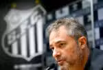 SP - SANTOS, APRESENTAÇÃO - ESPORTES - SP - SANTOS - 25/06/2025 - SANTOS, APRESENTAÇÃO - Executivo de futebol Alexandre Mattos durante sua apresentação oficial em coletiva de imprensa realizada no Vila Belmiro. 25/06/2025 - Foto: MAURÍCIO DE SOUZA/AGIF - AGÊNCIA DE FOTOGRAFIA/AGIF - AGÊNCIA DE FOTOGRAFIA/ESTADÃO CONTEÚDO