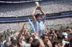 México, Cidade do México. 29/06/1986. O jogador argentino de futebol, Diego Maradona, carrega troféu ao comemorar o título da Copa do Mundo de 1986 ao final da partida contra a Alemanha Ocidental, no estádio Azteca, na Cidade do México. - Crédito:CARLO FUMAGALLI/ASSOCIATED PRESS/AE/Codigo imagem:57734