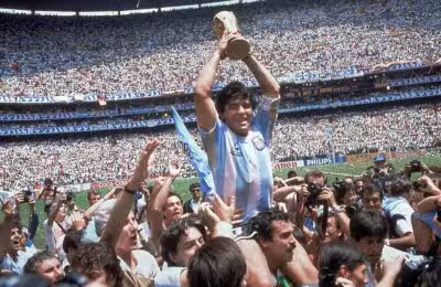México, Cidade do México. 29/06/1986. O jogador argentino de futebol, Diego Maradona, carrega troféu ao comemorar o título da Copa do Mundo de 1986 ao final da partida contra a Alemanha Ocidental, no estádio Azteca, na Cidade do México. - Crédito:CARLO FUMAGALLI/ASSOCIATED PRESS/AE/Codigo imagem:57734
