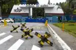 SP - METRALHADORAS/SP/EXÉRCITO/FURTO/SUSPEITOS/AQUARTELADOS - GERAL - Vista da entrada do Arsenal de Guerra, localizado em Barueri, na Grande São Paulo, nesta quinta-feira. Centenas de militares seguem aquartelados na unidade do Exército em Barueri como parte da investigação que apura o furto de 21 metralhadoras do local, incluindo 13 armas calibre .50, de alto poder destrutivo. Oito metralhadoras furtadas do local oram recuperadas hoje na entrada da comunidade Gardênia Azul, bairro da zona oeste do Rio, pela Polícia Civil fluminense. São quatro metralhadoras .50 e quatro calibre 7,62 mm. Outras 13 armas seguem desaparecidas. 19/10/2023 - Foto: RONALDO SILVA/ATO PRESS/ESTADÃO CONTEÚDO