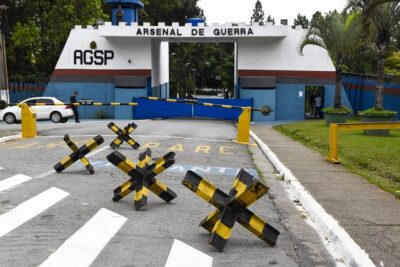 SP - METRALHADORAS/SP/EXÉRCITO/FURTO/SUSPEITOS/AQUARTELADOS - GERAL - Vista da entrada do Arsenal de Guerra, localizado em Barueri, na Grande São Paulo, nesta quinta-feira. Centenas de militares seguem aquartelados na unidade do Exército em Barueri como parte da investigação que apura o furto de 21 metralhadoras do local, incluindo 13 armas calibre .50, de alto poder destrutivo. Oito metralhadoras furtadas do local oram recuperadas hoje na entrada da comunidade Gardênia Azul, bairro da zona oeste do Rio, pela Polícia Civil fluminense. São quatro metralhadoras .50 e quatro calibre 7,62 mm. Outras 13 armas seguem desaparecidas. 19/10/2023 - Foto: RONALDO SILVA/ATO PRESS/ESTADÃO CONTEÚDO