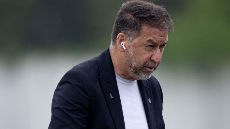 Lideranças do Corinthians criticam Augusto Melo em carta: “Ato de chumbo”