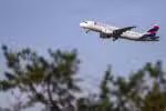 Movimentação de aviões comerciais no aeroporto de Brasília.