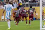 USA - MUNDIAL DE CLUBES/FLUMINENSE X ULSAN HYUNDAI - ESPORTES - Jogadores do Fluminense comemoram o gol da virada do jogador Freytes durante a partida contra o Ulsan HD, no Estádio MetLife, em Nova Jersey, neste sábado 21 de junho de 2025. O Fluminense encara o Ulsan HD pela segunda rodada do Mundial de Clubes. O empate contra o Borussia Dortmund na estreia, considerado o jogo mais difícil da chave, eleva as expectativas para o duelo contra os sul-coreanos. 21/06/2025 - Foto: BETO NOVAL/BETO NOVAL IMAGENS/ESTADÃO CONTEÚDO