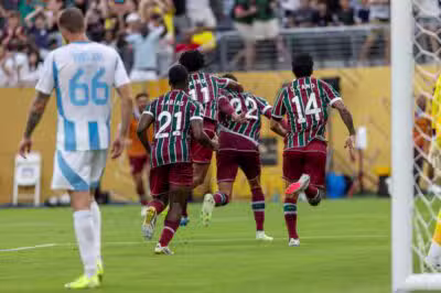 USA - MUNDIAL DE CLUBES/FLUMINENSE X ULSAN HYUNDAI - ESPORTES - Jogadores do Fluminense comemoram o gol da virada do jogador Freytes durante a partida contra o Ulsan HD, no Estádio MetLife, em Nova Jersey, neste sábado 21 de junho de 2025. O Fluminense encara o Ulsan HD pela segunda rodada do Mundial de Clubes. O empate contra o Borussia Dortmund na estreia, considerado o jogo mais difícil da chave, eleva as expectativas para o duelo contra os sul-coreanos. 21/06/2025 - Foto: BETO NOVAL/BETO NOVAL IMAGENS/ESTADÃO CONTEÚDO