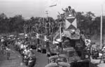 Brasil, Brasília, DF. 23/07/1970. Jogadores da seleção brasileira são recepcionados pelo presidente Emílio Garrastazu Médici em Brasília (DF) após conquistarem o tricampeonato na Copa do Mundo de 1970, realizada na Itália. Na foto, o técnico Mário Jorge Lobo Zagallo e capitão Carlos Alberto Torres levam a taça Jules Rimet à frente da carreata com os jogadores e membros da comissão técnica pelas ruas da cidade. Negativo:704522 - Crédito:ARQUIVO/ESTADÃO CONTEÚDO/AE/Codigo imagem:106409