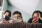 Seu filho tem problemas de comportamento? O uso excessivo de telas pode ser um fator determinante; compreenda