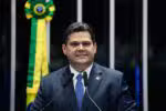 Plenário do Senado Federal durante primeira reunião preparatória destinada à eleição do presidente do Senado Federal.
A eleição é realizada de forma presencial, por escrutínio secreto, de acordo com o Regimento Interno da Casa, que prevê a votação por meio de cédulas em papel inseridas em envelope. Será eleito o candidato que receber a maioria absoluta dos votos, ou seja, 41 votos.
Em discurso, à tribuna, senador Davi Alcolumbre (União-AP).
Foto: Marcos Oliveira/Agência Senado