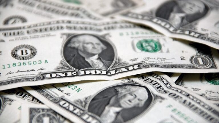 Dólar registra queda e se aproxima de R$ 5,50 nesta segunda-feira