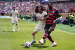 PHILADELPHIA (United States), 20/06/2025.- Gerson (R) of Flamengo and Marc Cucurella (L) of Chelsea in action during the FIFA Club World Cup 2025 match between CR Flamengo and Chelsea FC in Philadelphia, Pennsylvania, USA, 20 June 2025. (Mundial de Fútbol, Filadelfia) EFE/EPA/WILL OLIVER