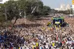 SP - SÃO PAULO/MARCHA PARA JESUS - GERAL - Público acompanha culto durante a 31ª edição da Marcha para Jesus 2023, com concentração na Estação Luz do Metrô, no centro de São Paulo, na manhã desta quinta-feira, 08 de junho de 2023, feriado de Corpus Christi. Os participantes seguem em caminhada acompanhando os trios elétricos em direção à Praça Heróis da Força Expedicionária Brasileira, próximo ao Campo de Marte, na Zona Norte de São Paulo, onde acontecerá vários Shows de música Gospel. 08/06/2023 - Foto: WAGNER VILAS/ENQUADRAR/ESTADÃO CONTEÚDO