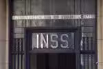 SP - INSS/FRAUDE - ECONOMIA - Vista da fachada do posto do Instituto Nacional do Seguro Social (INSS), localizado na região central da cidade de São Paulo, na manhã desta quarta-feira, 30 de abril de 2025. O ministro do Trabalho e Emprego, Luiz Marinho, acredita que o governo irá "virar a página" e o Instituto Nacional do Seguro Social (INSS) sairá "mais forte e representativo" após a Operação Sem Desconto deflagrada na semana passada, que identificou um esquema fraudulento de deduções indevidas em benefícios de aposentados e pensionistas do instituto. Em sua avaliação, este é um momento de observar as entidades que representam os aposentados e pensionistas e aquelas que têm "vocação da malandragem". 30/04/2025 - Foto: BRUNO ESCOLASTICO/E.FOTOGRAFIA/ESTADÃO CONTEÚDO
