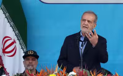 Tehran (Iran (islamic Republic Of)), 21/09/2024.- Iranian president Masoud Pezeshkian speaks during the annual military parade marking the Iraqi invasion in 1980, which led to an eight-year-long war (1980-1988); in Tehran, Iran, 21 September 2024. According to IRNA newes agency, Iranian president Masoud Pezeshkian said 'our defense system power is on that level that no enemy even dares to think to attack against Iran, and we will continue to develop our defense system in any aspects.' (Teherán) EFE/EPA/ABEDIN TAHERKENAREH