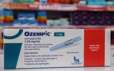 PR - OZEMPIC/FARMÁCIA - GERAL - Caixa do medicamento Ozempic utilizado para o tratamento de diabetes tipo 2. Ele ajuda a controlar os níveis de açúcar no sangue. De acordo com o fabricante, a semaglutida reduz a preferência por alimentos ricos em gordura, além de afetar a massa de gordura corporal, visto que o corpo diminui a necessidade de energia, gastando menos energia, ocorre uma redução geral do apetite. Apesar disso, não podemos afirmar que todos os pacientes vão emagrecer, ou seja, que terão este efeito colateral. Vale lembrar que este medicamento não deve ser utilizado para tal fim. Na foto, caixa do medicamento Ozempic em farmácia. 11/06/2025 - Foto: DIRCEU PORTUGAL/FOTOARENA/FOTOARENA/ESTADÃO CONTEÚDO