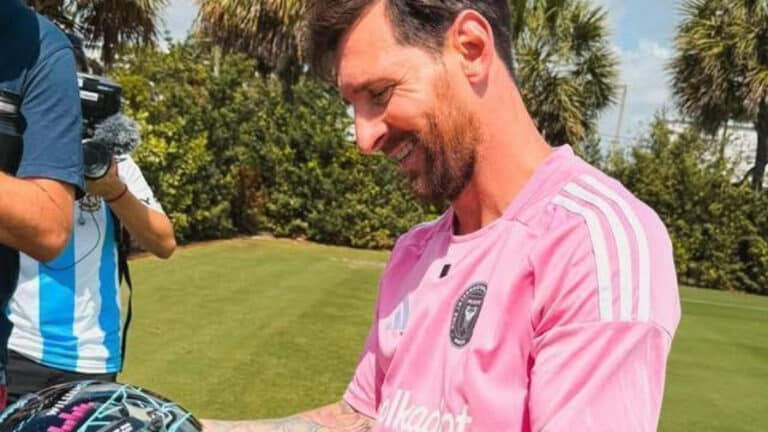 Messi recebe capacete de piloto de Fórmula 1 no Mundial