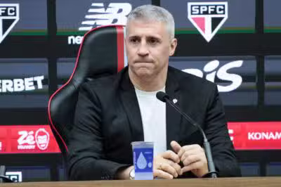 SP - FUTEBOL/SÂO PAULO/HERNÁN CRESPO - ESPORTES - O argentino Hernán Crespo é apresentado como novo técnico do São Paulo, no MorumBis, na zona sul da capital, na manhã desta terça-feira, 24. Crespo, campeão paulista em 2021, volta ao clube para substituir Luis Zubeldía. Ele assinou contrato até 31 de dezembro de 2026. Com 12 pontos após 12 rodadas, o São Paulo ocupa a 14ª posição no Brasileiro. 24/06/2025 - Foto: PETER LEONE/O FOTOGRÁFICO/ESTADÃO CONTEÚDO
