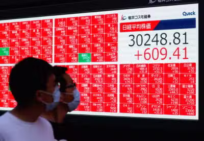 Painel eletrônico com dados do índice Nikkei em Tóquio 24/09/2021. REUTERS/Kim Kyung-Hoon