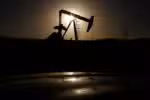 Petróleo registra queda de US$ 1 por barril devido à expectativa de cessar-fogo no Oriente Médio