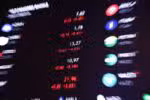 Índice Ibovespa registra queda de 1% com aumento de taxas de juros pelo Banco Central em destaque; dólar se move