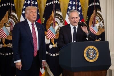 Washington (United States), 18/07/2025.- White House crypto czar David Sacks (R) speaks as US President Donald Trump looks on during a bill signing for cryptocurrency legislation in the East Room of the White House in Washington, DC, USA, 18 July 2025. EFE/EPA/FRANCIS CHUNG / POOL