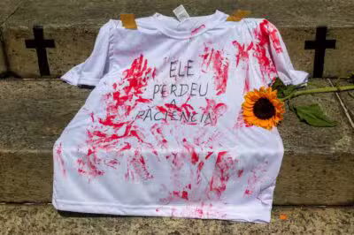 Rio de Janeiro (RJ) - 26/12/2024 - 100 fotos melhores de 2024, retrospectiva - Foto feita em 08/03/2023 - Ato denúncia em frente à Câmara Municipal, organizado pelo campanha Levante Feminista contra o Feminicídio, colocarão 210 cruzes nas escadarias do Palácio Pedro Ernesto, simbolizando cada uma das 111 mulheres assassinadas no estado em 2022 e as 99 mulheres assassinadas em 2023. Foto: Tânia Rêgo/Agência Brasil