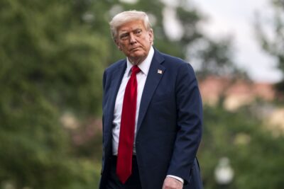 WASHINGTON (United States), 13/07/2025.- US President Donald Trump looks on after exiting Marine One on the South Lawn of the White House in Washington, DC, USA, 13 July 2025. Trump is returning after attending the FIFA Club World Cup 2025 Final match between Chelsea FC and Paris Saint-Germain, in East Rutherford, New Jersey. EFE/EPA/BONNIE CASH / POOL