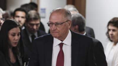 O vice-presidente Geraldo Alckmin, min. Rui Costa (Casa Civil), Min. Fernando Haddad (Fazenda) e min. Simone Tebet (Planejamento) após reunião com representantes do setor da industria, Ricardo Alban (CNI) e Josué Gomes da Silva (FIESP), nesta terça-feira (15) para discutir a resposta brasileira ao aumento de tarifas anunciado pelo presidente dos Estados Unidos, Donald Trump, no ministério do do Desenvolvimento, Indústria e Comércio. | Sérgio Lima/Poder360 - 15.jul.2025