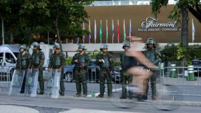 O esquema de segurança para a reunião dos BRICS conta com interdições na Zona Sul, fechamento de áreas de lazer na orla e do Aterro do Flamengo, onde fica o Museu de Arte Moderna, sede da reunião, além da suspensão temporária do funcionamento do Aeroporto Santos Dumont. Um outro ponto importante para a segurança do evento é Copacabana, que receberá diversas delegações diplomáticas. Por isso, o acesso à Avenida Atlântica, na orla, será permitido apenas a moradores que apresentarem comprovante de residência. | Sérgio Lima/Poder360 - 05.jul.2025