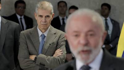 O presidente Luiz Inácio Lula da Silva (PT) concede entrevista a jornalistas no Palácio do Planalto, em Brasília. A declaração ocorre depois de uma reunião com o ministro Sidônio Palmeira (Secom) e com Laércio Portela, secretário de Imprensa. A declaração à imprensa vem em meio à discussão do pacote fiscal para contornar impasse do aumento do IOF (Imposto sobre Operações Financeiras). Haddad deve apresentar propostas ao presidente na tarde dessa terça-feira (03.jun.2025). | Sérgio Lima/Poder360 - 03.jun.2025