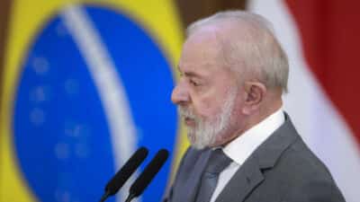 O presidente Luiz Inácio Lula da Silva (PT) e o presidente da Indonésia, Prabowo Subianto, durante pronunciamento após encontro no Palácio do Planalto, em Brasília. O mandatário indonésio está no Brasil em visita oficial de Estado. A visita se dá na sequência do comparecimento do líder da Indonésia na 17ª Cúpula do Brics, realizada no Rio de 6 a 7 de julho. | Sérgio Lima/Poder360 - 09.jul.2025