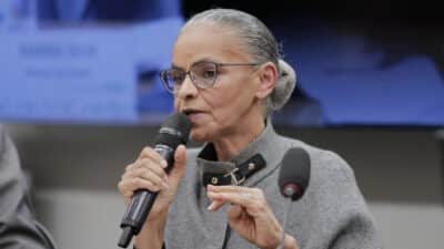 Convocada pela comissão de Agricultura, a ministra do Meio Ambiente Marina Silva, foi chamada de 'adestrada' e 'mal-educada' por deputado. Em maio, Marina abandonou audiência no Senado após ataques. Mariana sentiu-se desrespeitada durante depoimento a comissão de agricultura da Câmara dos Deputados em que foi alvo de críticas e ataques de parlamentares nesta quarta-feira (02.jul.2025), disse que o comportamento não é novo e que
