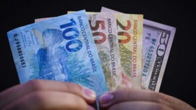 Notas de Reais e dólar para artes. Foto. Sérgio Lima, 30-07-2018. Foto: Sérgio Lima/Poder 360