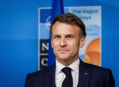 The Hague (Netherlands), 25/06/2025.- French President Emmanuel Macron poses prior to a meeting with Ukrainian President Zelensky and other heads of government, during the final meeting at the NATO Summit in The Hague, The Netherlands, 25 June 2025. The Netherlands, for the first time in NATO's history of existence, is hosting a NATO summit. (Países Bajos; Holanda, La Haya) EFE/EPA/SEM VAN DER WAL